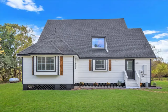 a house that is sitting in the grass