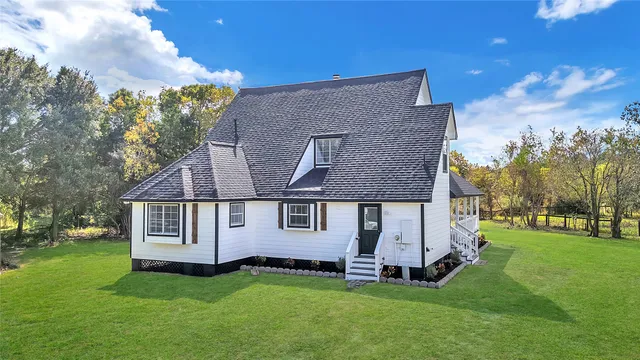 a view of a house with a yard