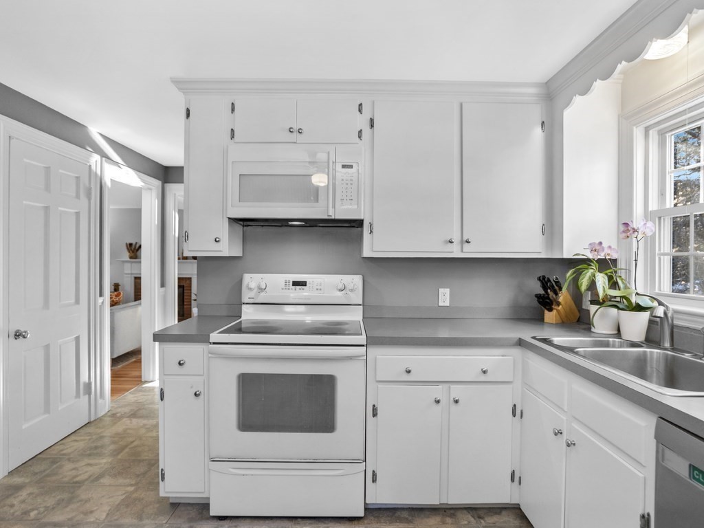 26 Oakledge Road Waltham, MA 02452 - Photo 5 of 39 Gallery Image 5