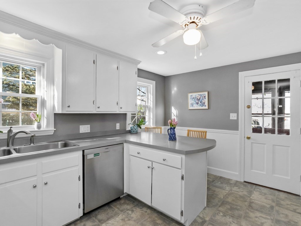 26 Oakledge Road Waltham, MA 02452 - Photo 7 of 39 Gallery Image 7