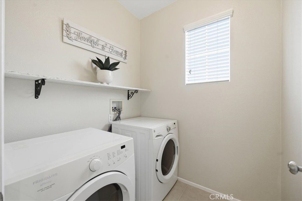 4674 Trailmore Court Riverside, CA 92505 - Photo 30 of 45 a utility room with dryer and washer