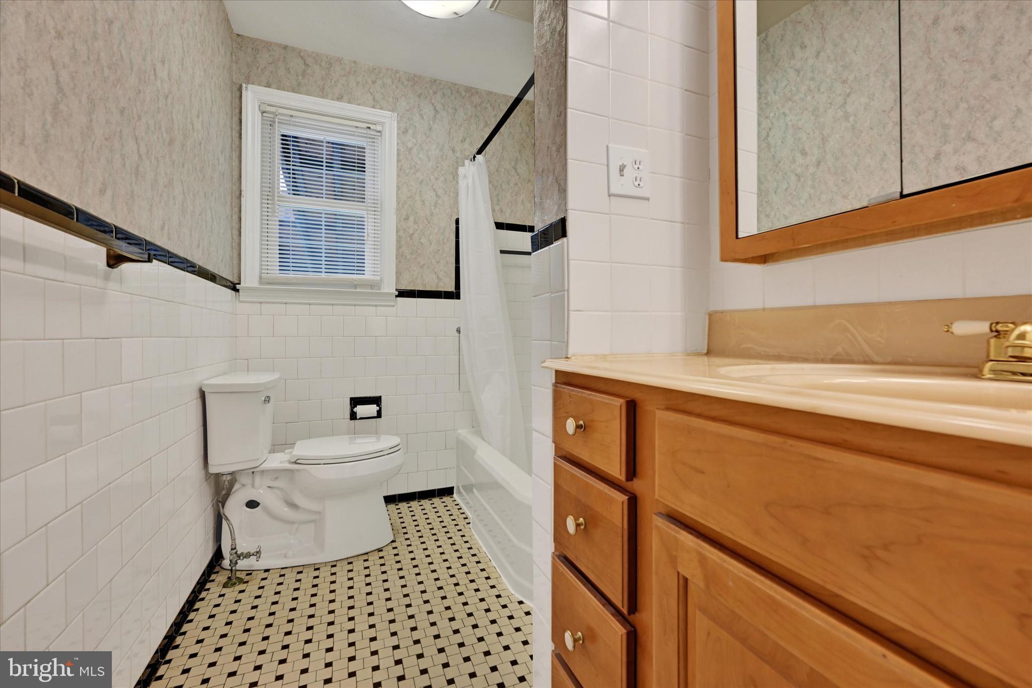 4415 Raspe Avenue Baltimore, MD 21206 - Photo 14 of 28 Main Level Bath