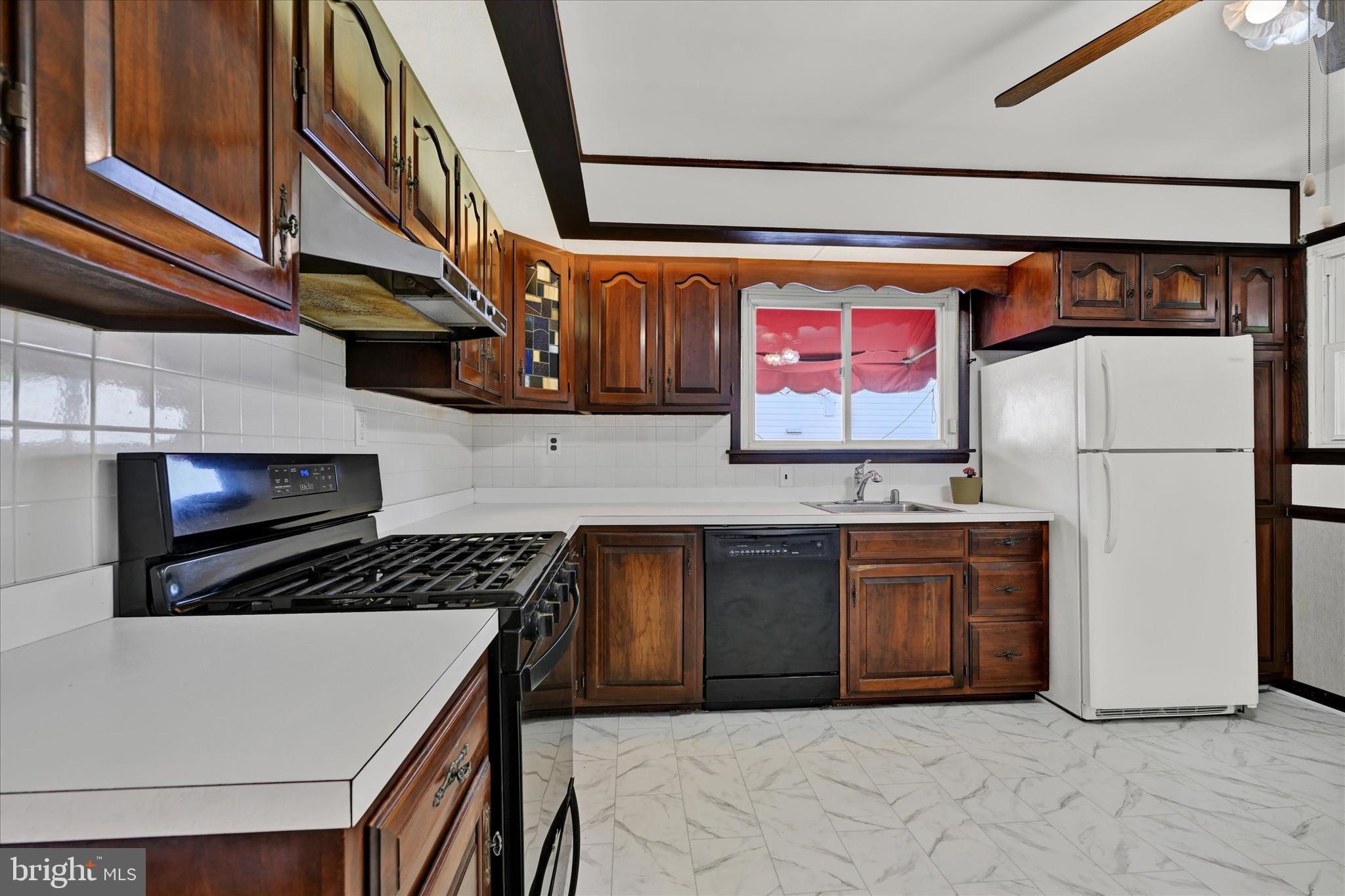 4415 Raspe Avenue Baltimore, MD 21206 - Photo 9 of 28 Kitchen with Lots of Counter Space