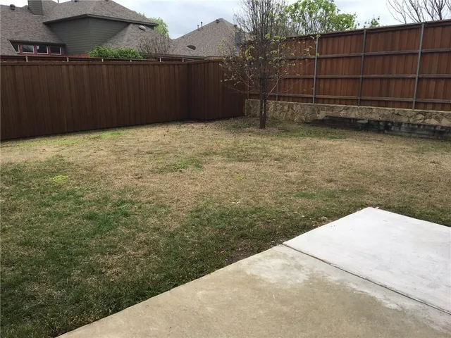 a view of a backyard