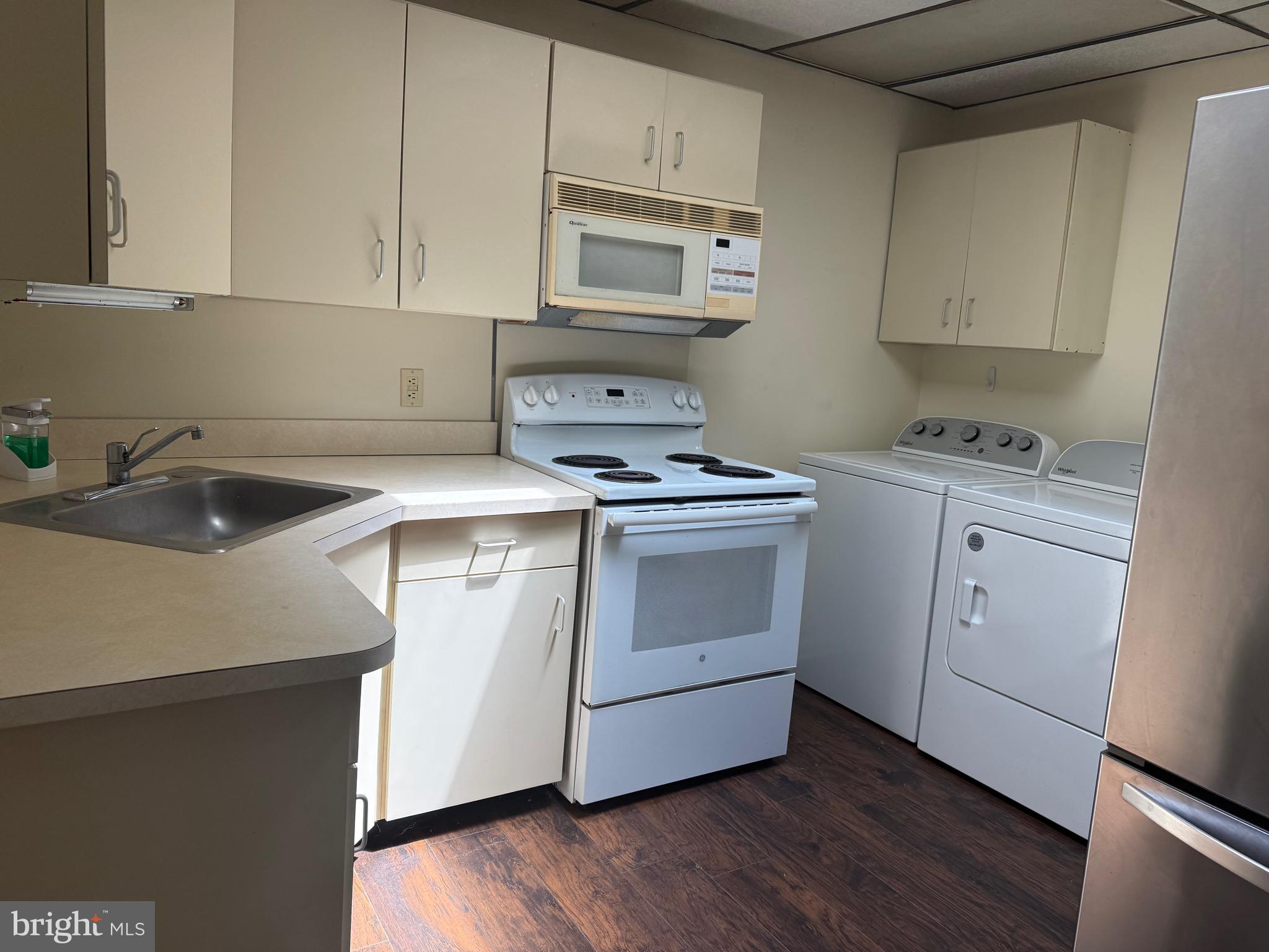 531 Byberry Road, Unit 1 Philadelphia, PA 19116 - Photo 8 of 15 Kitchen with Attached laundry Area