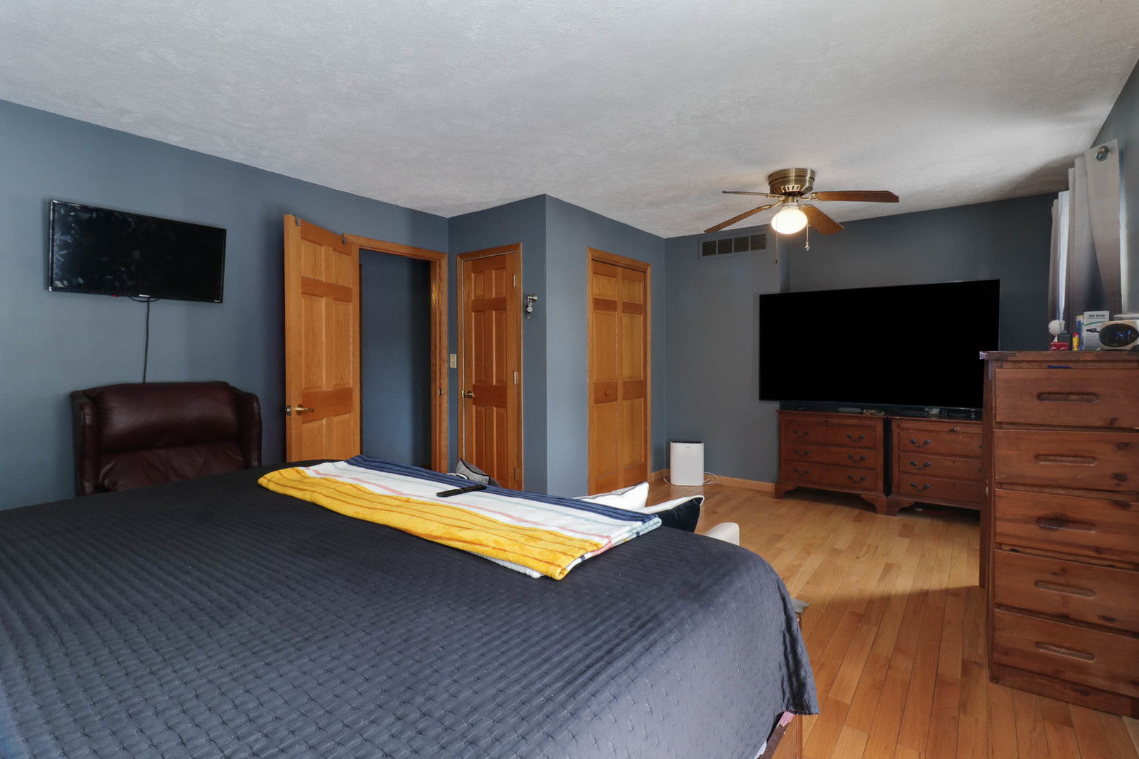 203 Edwards Drive Normal, IL 61761 - Photo 21 of 28 a living room with furniture and a flat screen tv