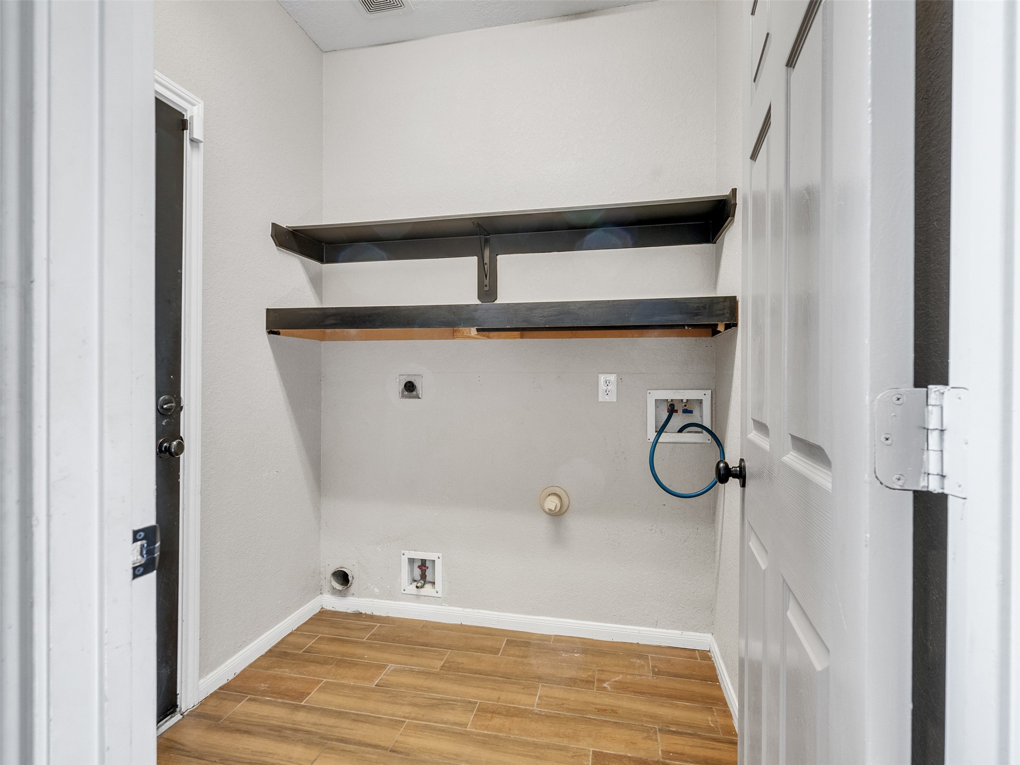 6014 Flagg Ranch Court Spring, TX 77388 - Photo 28 of 37 a bathroom with a tub and a shower