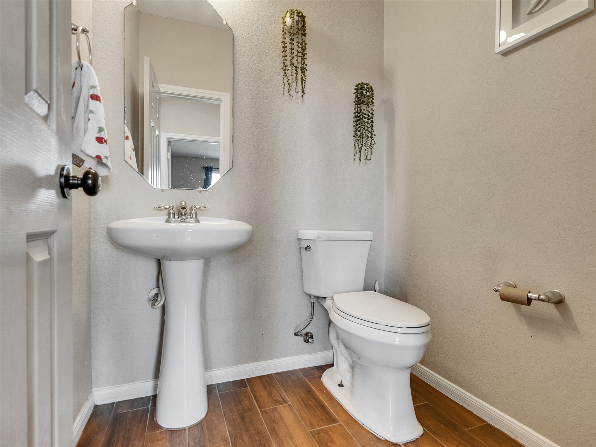 6014 Flagg Ranch Court Spring, TX 77388 - Photo 29 of 37 a bathroom with a sink toilet and a mirror