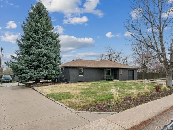 a view of a house with a yard