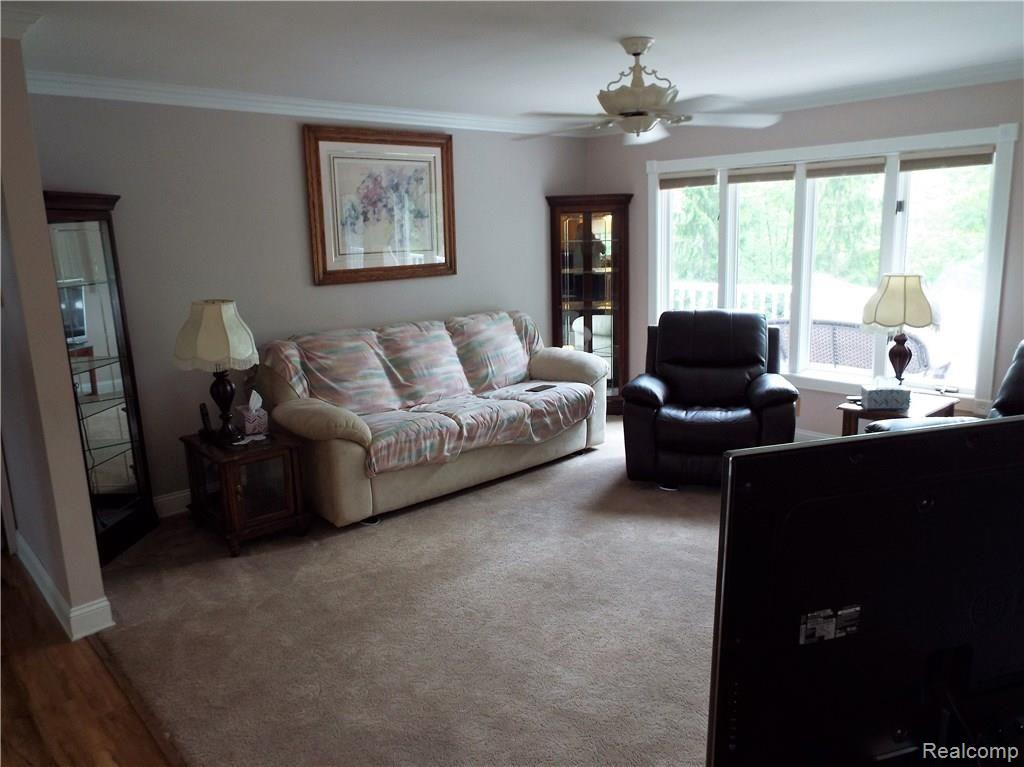5375 Bullard Road Fenton, MI 48430 - Photo 21 of 43 Living Room
