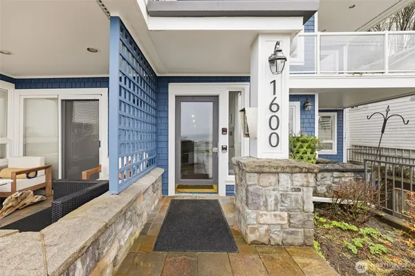 $905,000 | 1600 Alki Avenue Southwest, Unit 202, Seattle, WA 98116
