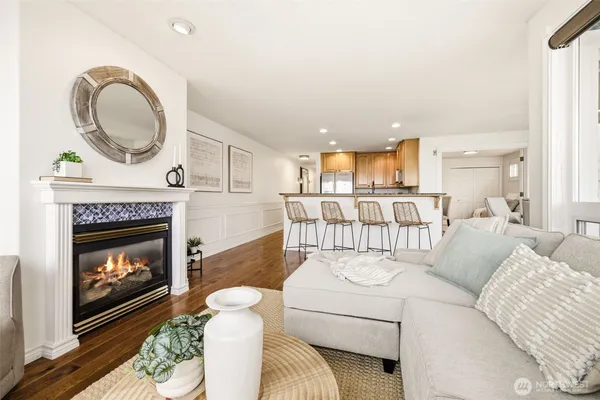 $905,000 | 1600 Alki Avenue Southwest, Unit 202, Seattle, WA 98116