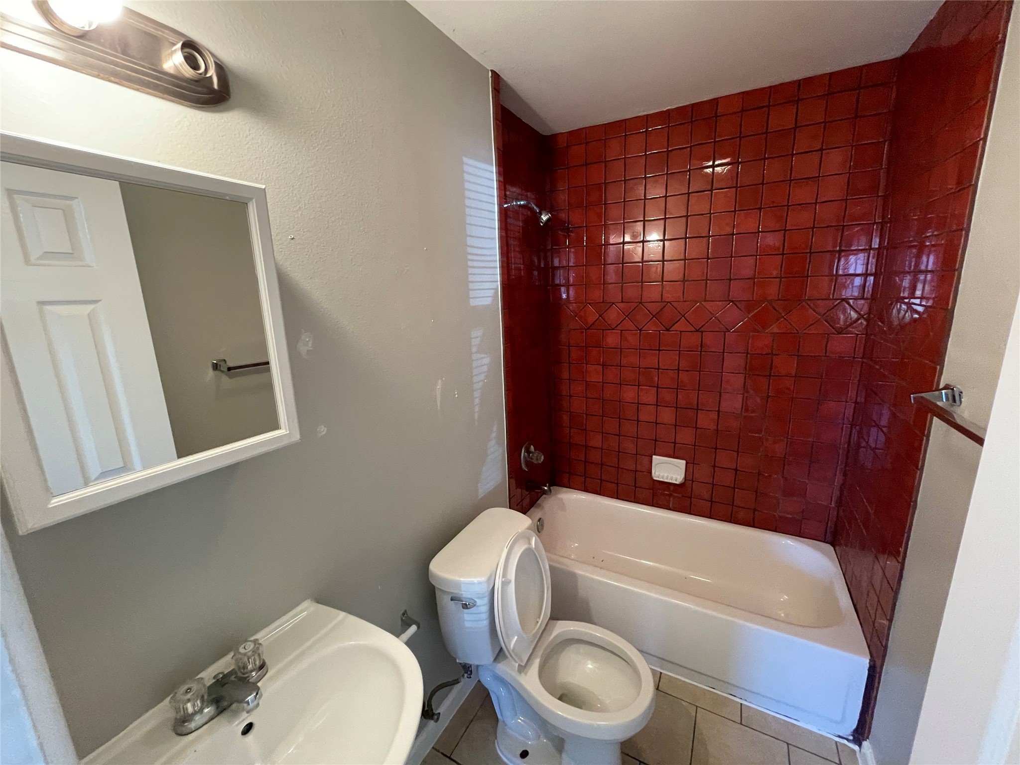 1041 Lott Avenue Austin, TX 78721 - Photo 10 of 14 a bathroom with a toilet a sink and bathtub