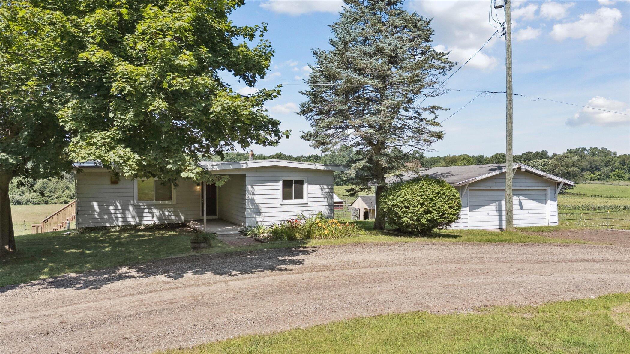 6570 Farley Road Pinckney, MI 48169 - Photo 1 of 36 Front View