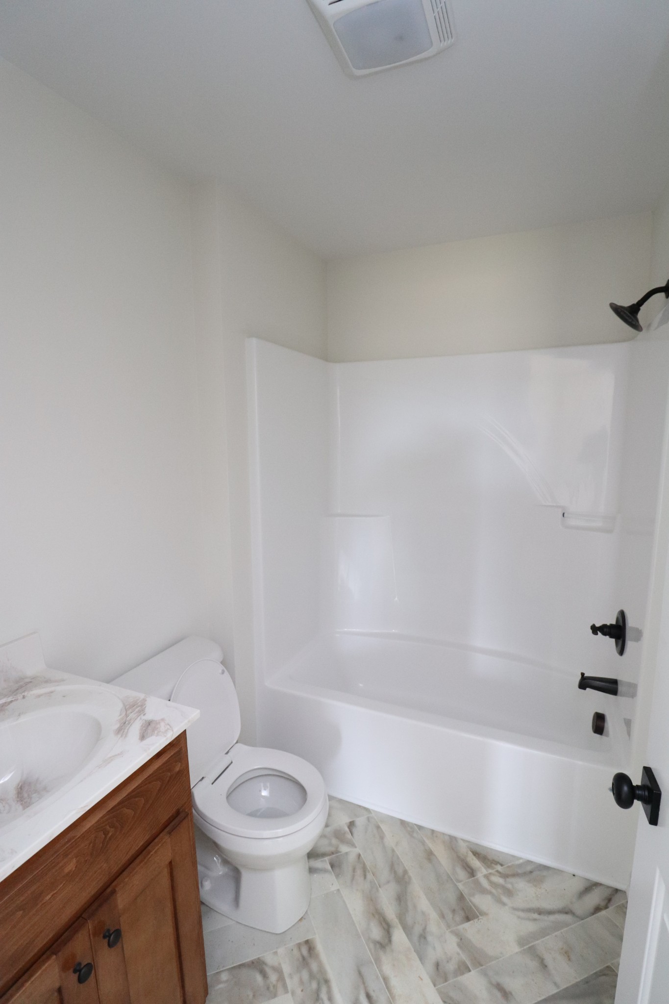 160 Garrett Road Lafayette, TN 37083 - Photo 14 of 18 a bathroom with a sink a toilet and bathtub