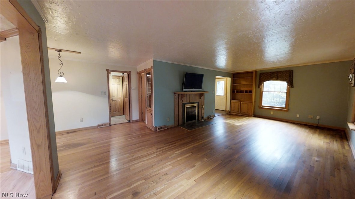1570 Crest Road Cleveland Heights, OH 44121 - Photo 4 of 19 Living Room