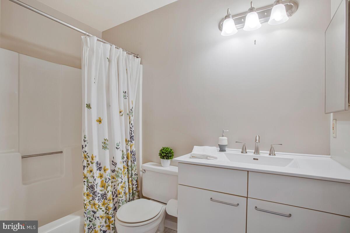 7002 Channel Village Court, Unit 101 Annapolis, MD 21403 - Photo 20 of 48 Hall bath