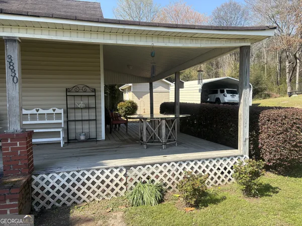 a view of a yard in front of house