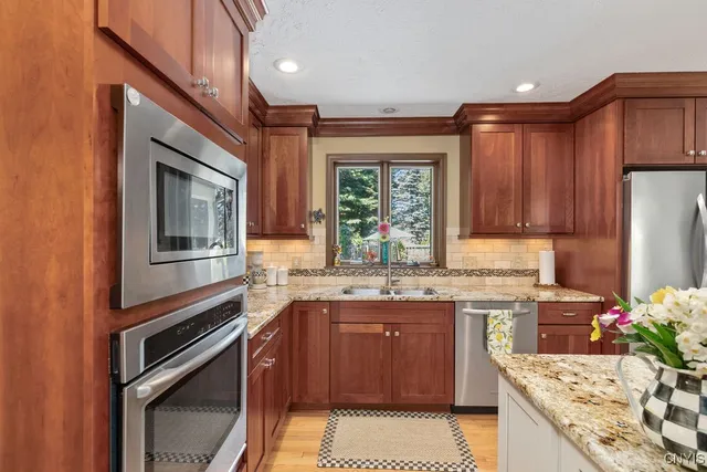 $402,000 | 6302 Yulewood Circle, Cicero, NY 13039