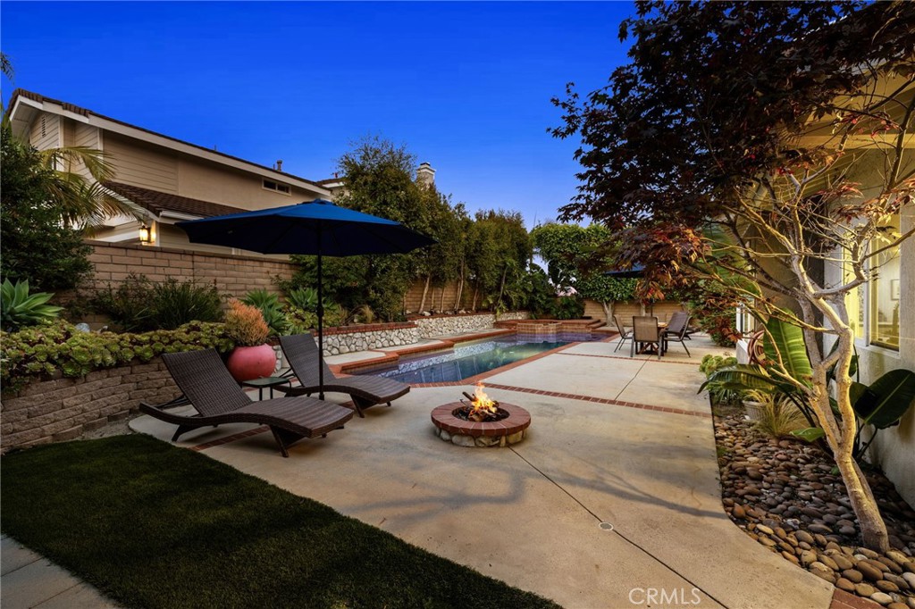 522 Calle Cuadra San Clemente, CA 92673 - Photo 8 of 37 a view of a patio with chairs and plants