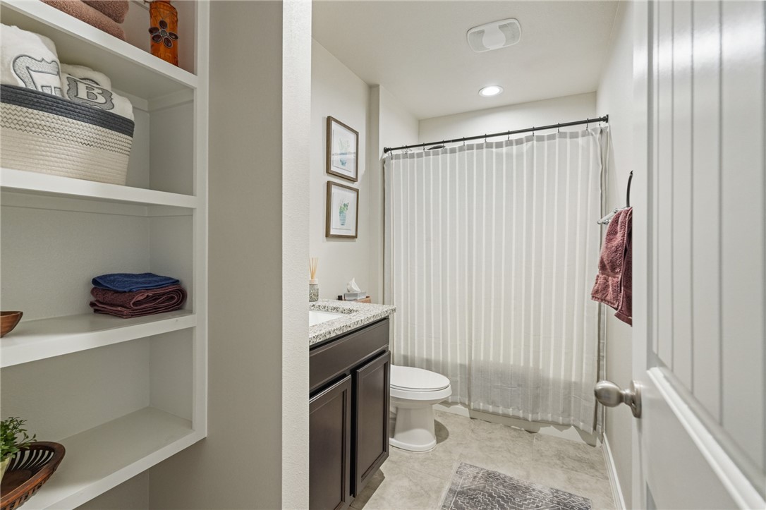 103 Donegal Street Sinton, TX 78387 - Photo 14 of 29 a bathroom with a toilet sink and shower
