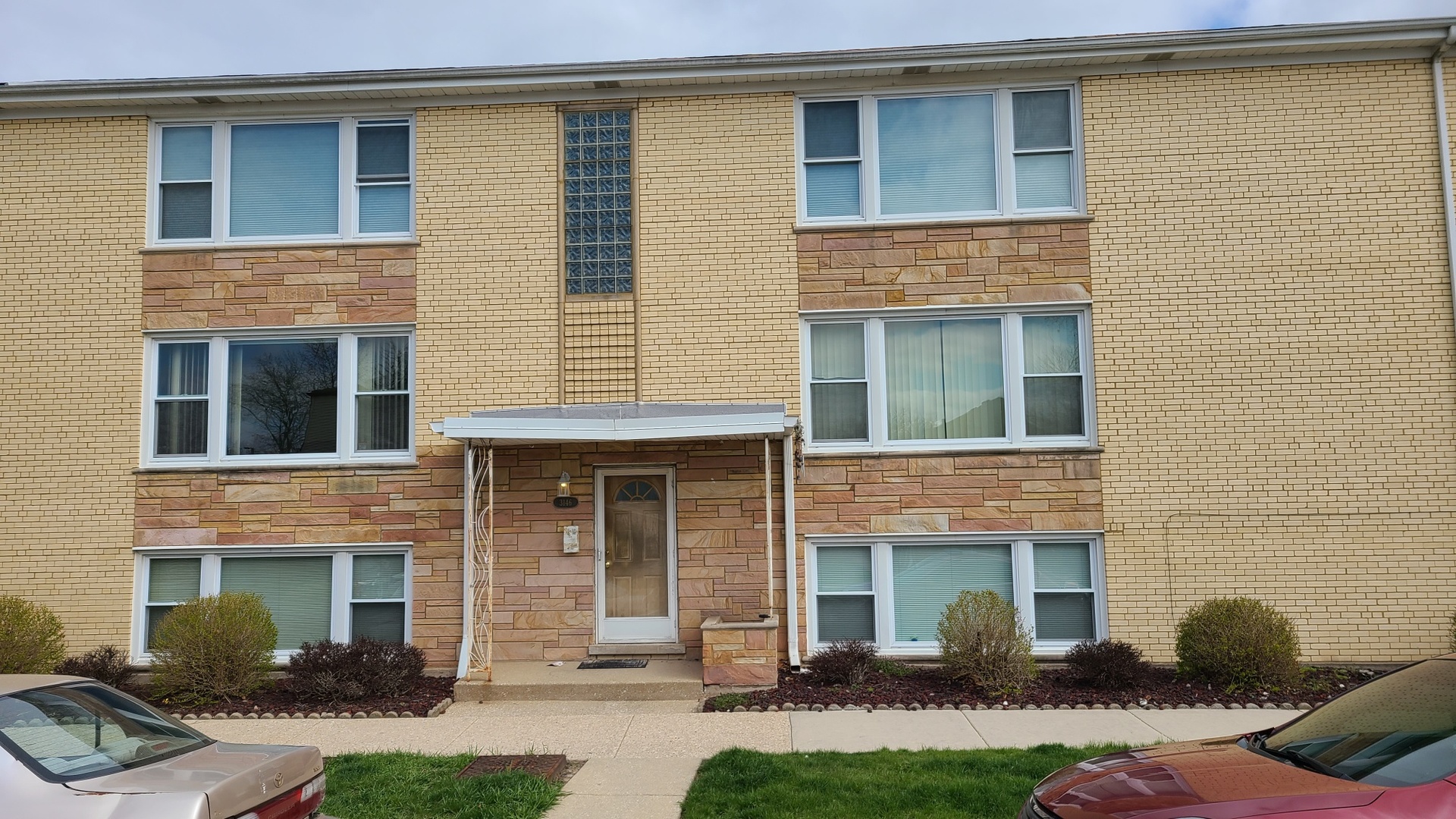3146 Ridgeland Avenue, Unit 3W Berwyn, IL 60402 - Photo 1 of 16 a front view of a house with garden