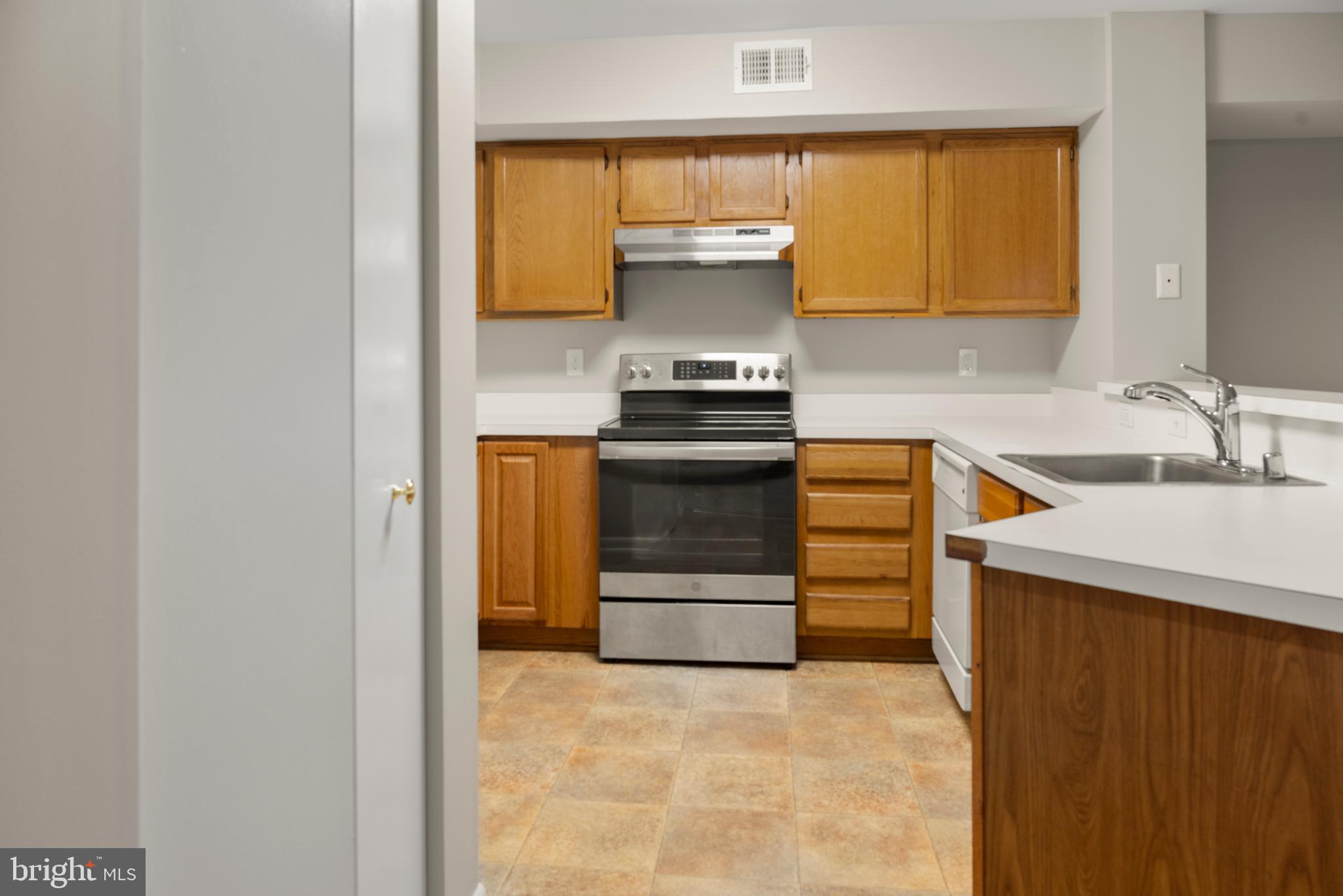 10 L Amberstone Court, Unit L Annapolis, MD 21403 - Photo 11 of 25 a kitchen with a stove and a refrigerator