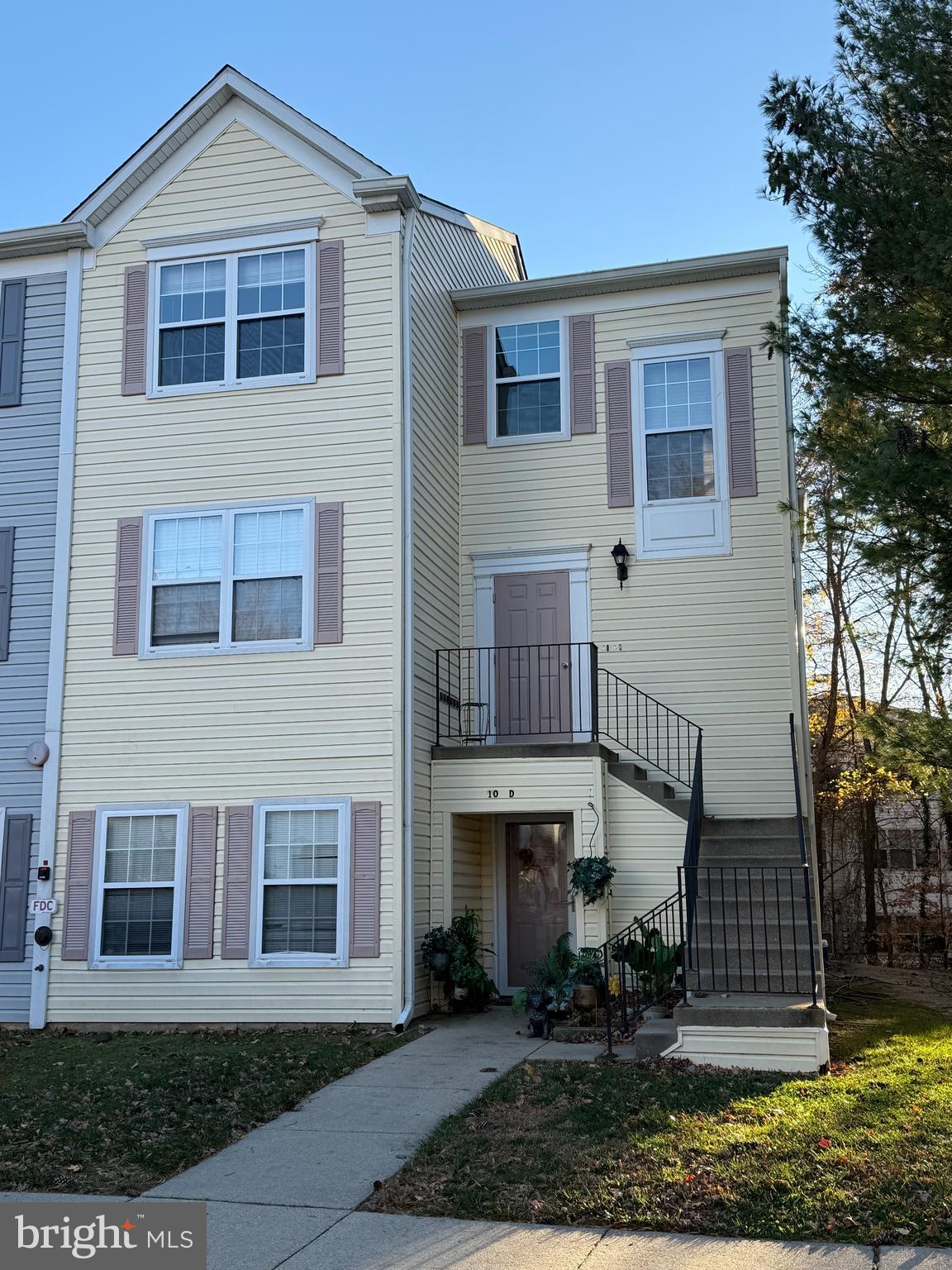 10 L Amberstone Court, Unit L Annapolis, MD 21403 - Photo 2 of 25 a front view of a house with garden