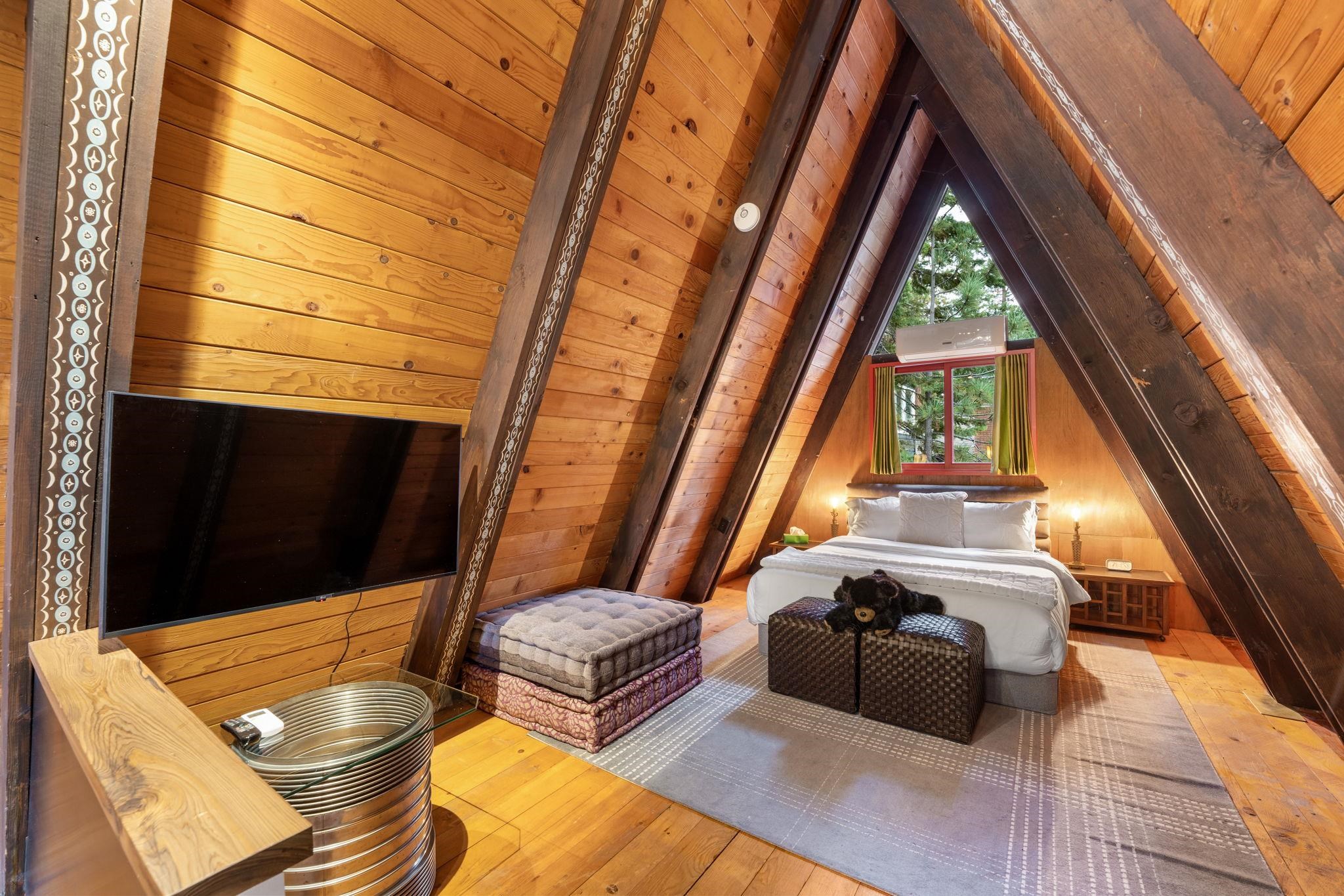 4285 Jeffrey Way Carnelian Bay, CA 96140 - Photo 13 of 21 a room with furniture and a flat screen tv