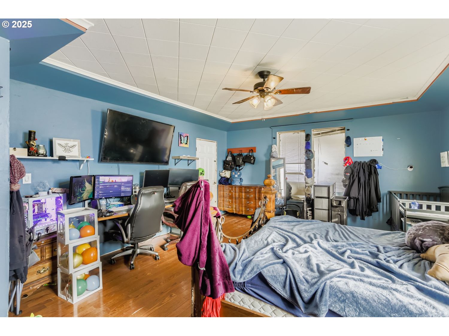 845 Southwest Blaine Street McMinnville, OR 97128 - Photo 16 of 28 a view of a bedroom with workspace and music instruments