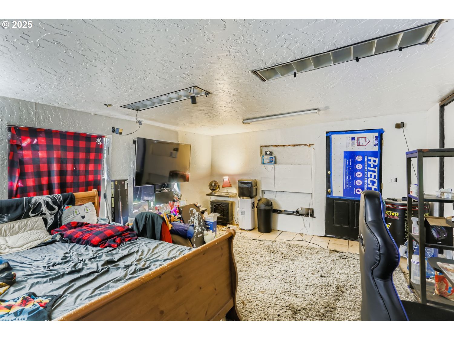 845 Southwest Blaine Street McMinnville, OR 97128 - Photo 18 of 28 a living room with furniture and a flat screen tv