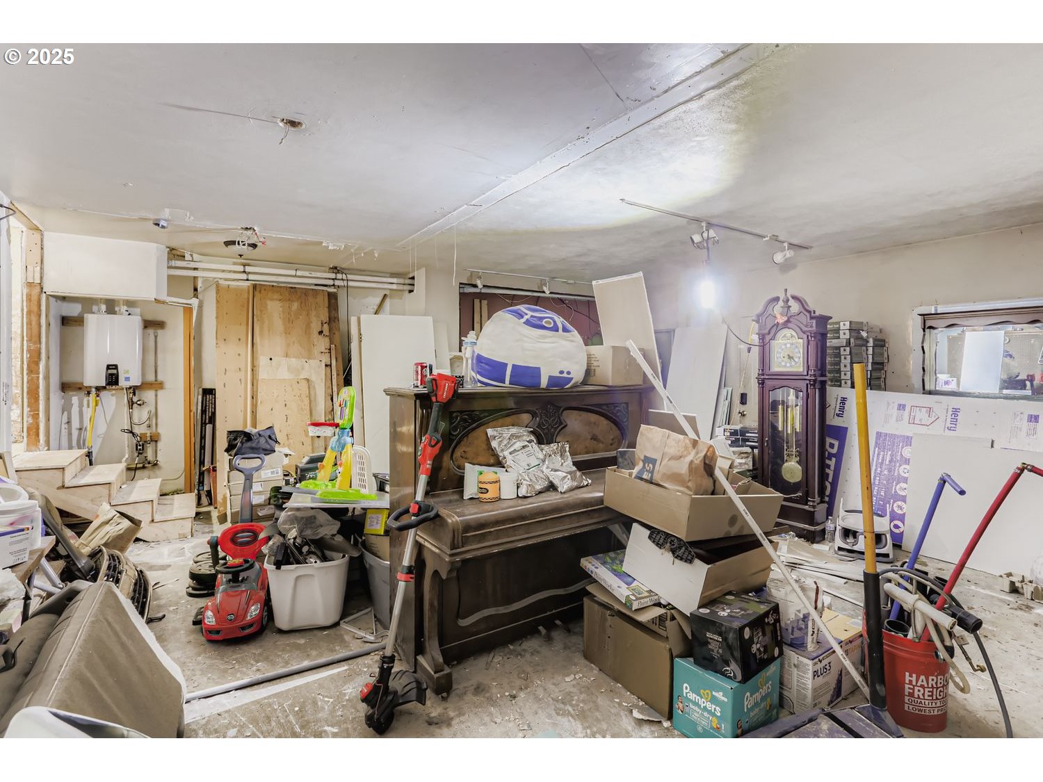 845 Southwest Blaine Street McMinnville, OR 97128 - Photo 25 of 28 a bedroom with furniture and flat screen tv