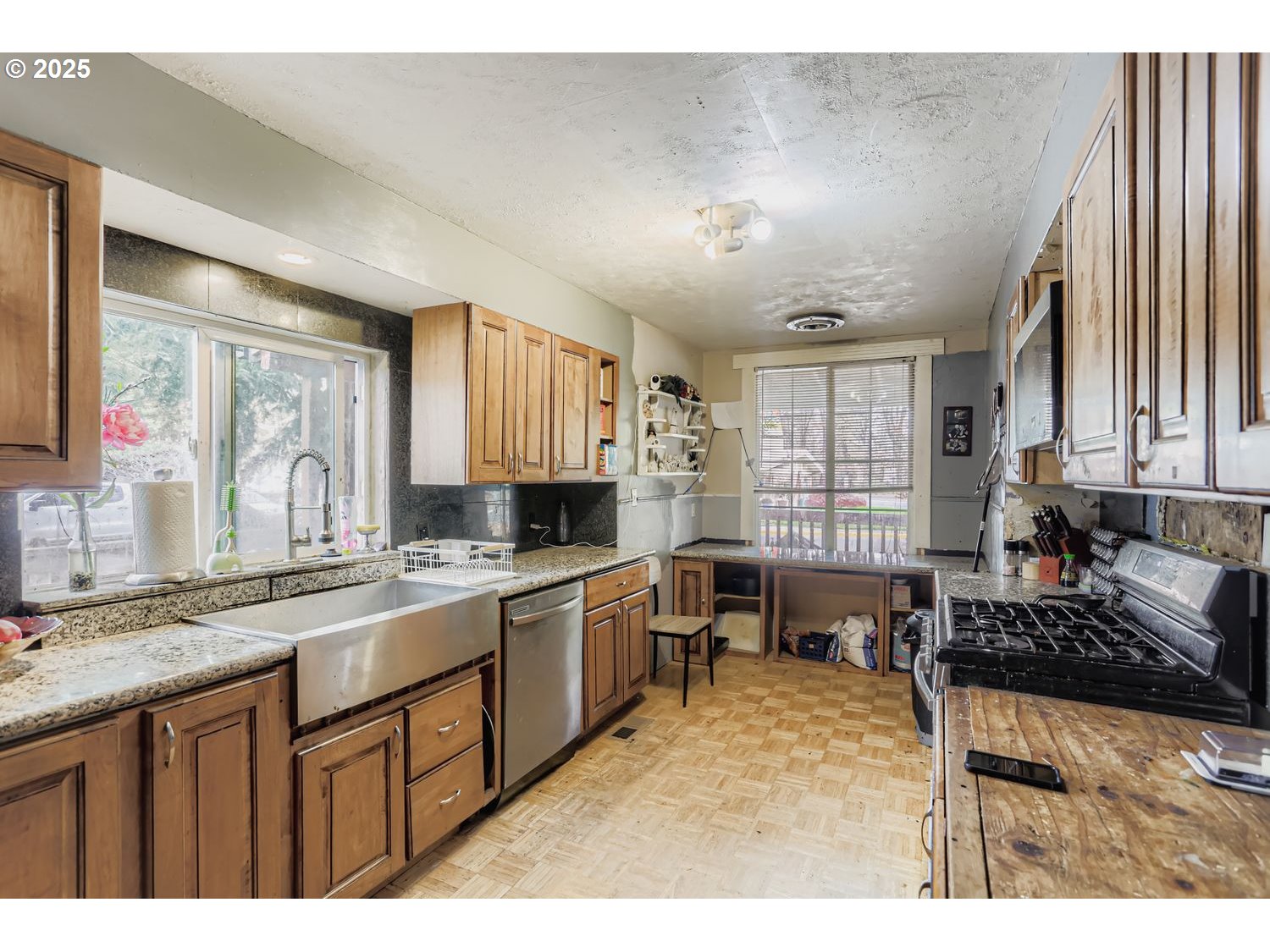 845 Southwest Blaine Street McMinnville, OR 97128 - Photo 6 of 28 a kitchen with lots of counter top space and windows