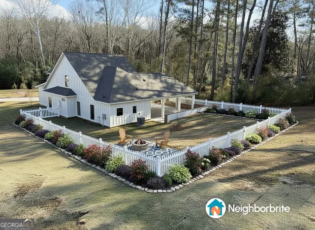a view of a house with a yard