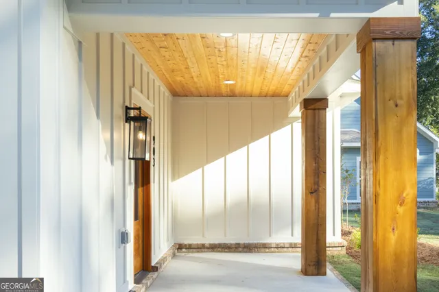 a view of entryway with a front door