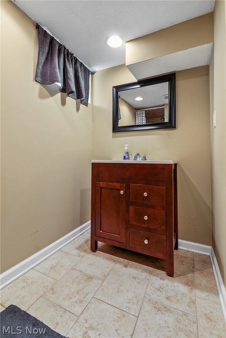 1224 Winston Road Cleveland, OH 44121 - Photo 26 of 35