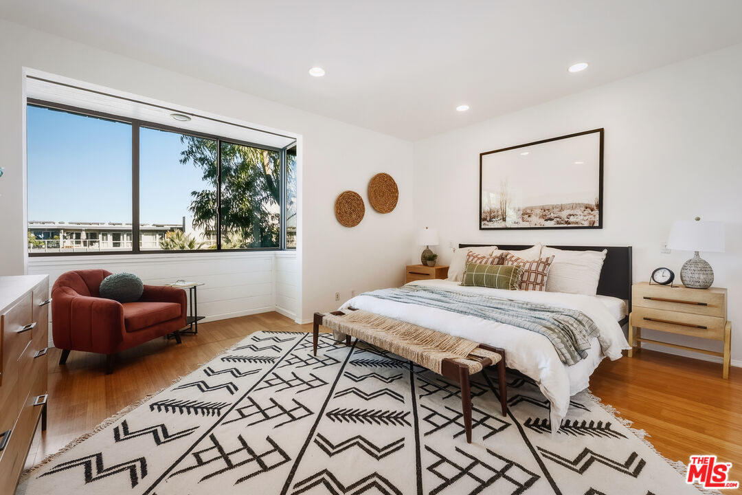 311 Bora Bora Way, Unit 315 Marina del Rey, CA 90292 - Photo 13 of 34 a bedroom with a bed and a painting on the wall