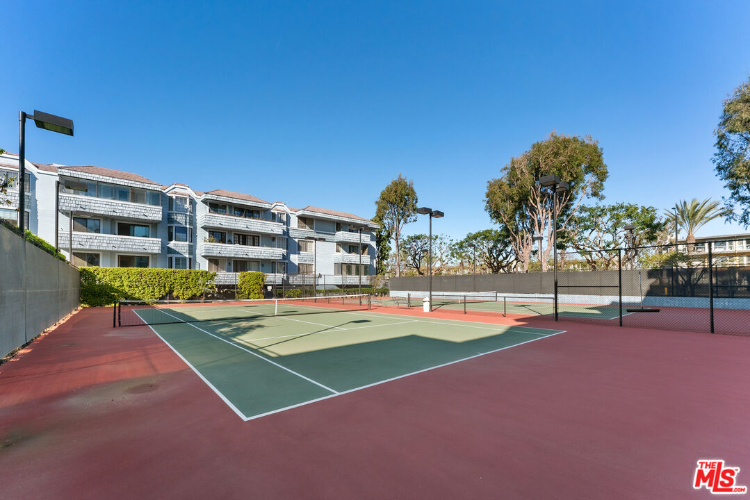 311 Bora Bora Way, Unit 315 Marina del Rey, CA 90292 - Photo 22 of 34 a view of a basketball court