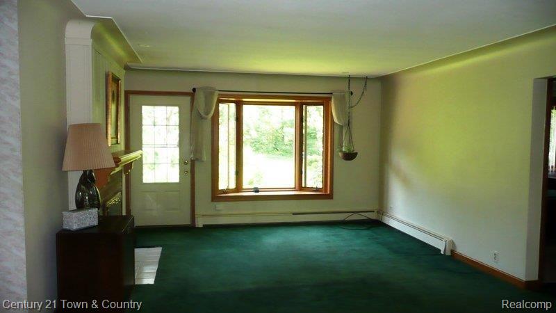 695 East Square Lake Road Troy, MI 48085 - Photo 3 of 11 Living Room