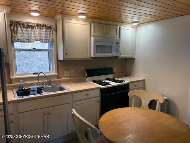 207 Munch Drive Henryville, PA 18332 - Photo 11 of 43 a kitchen that has a sink and a stove