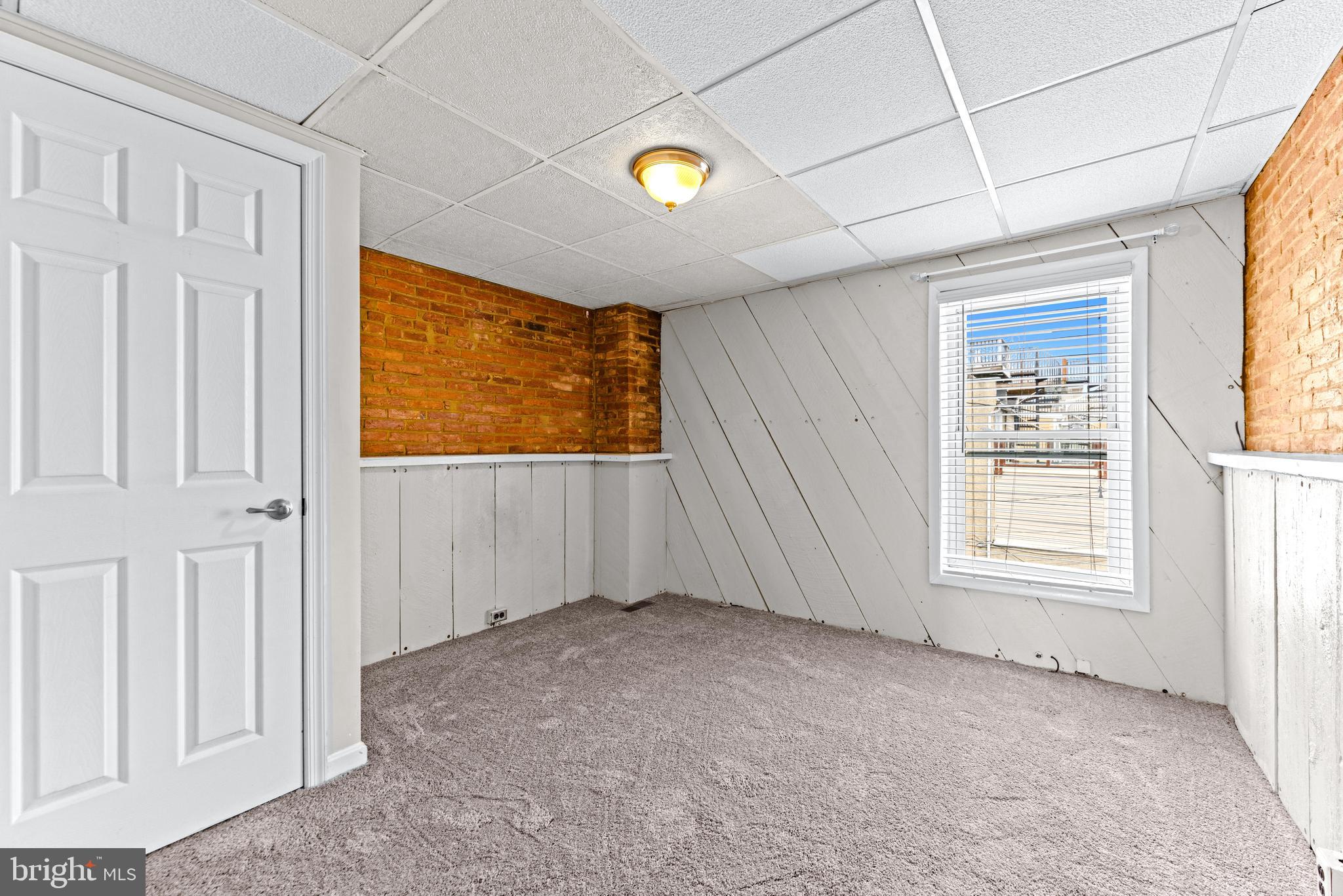 1505 South Hanover Street Baltimore, MD 21230 - Photo 21 of 30 an empty room with windows