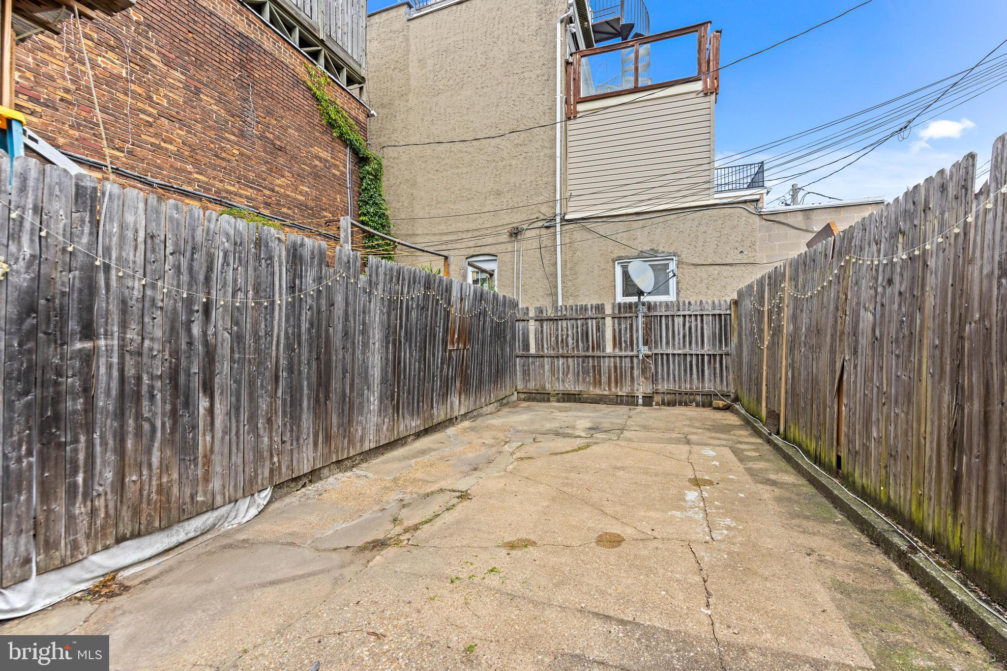 1505 South Hanover Street Baltimore, MD 21230 - Photo 25 of 30 a view of small space with wooden fence