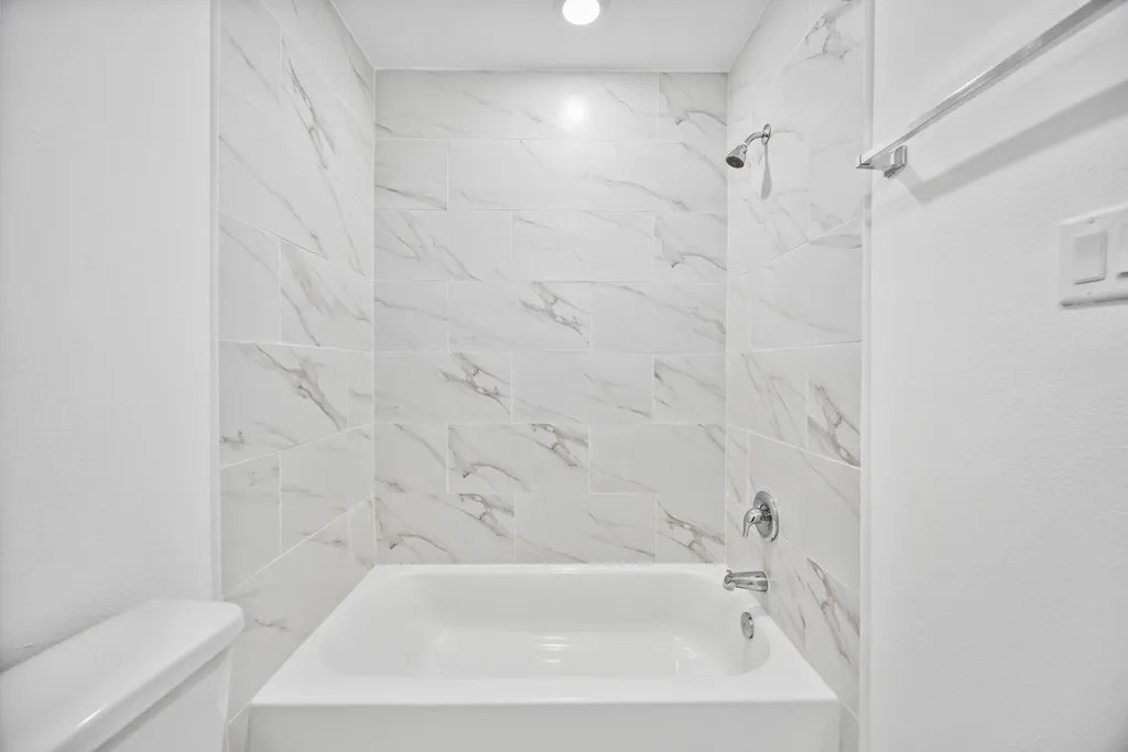 7811 Laura Koppe Road, Unit A Houston, TX 77028 - Photo 7 of 23 a bathroom with a bathtub