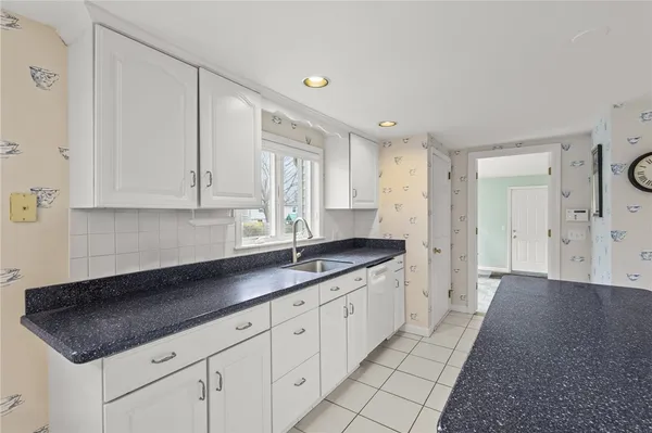 $839,900 | 211 Love Lane, Warwick, RI 02886