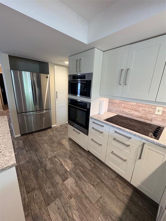 947 Shasta Road Venice, FL 34293 - Photo 22 of 52 a kitchen with granite countertop a refrigerator and a stove top oven