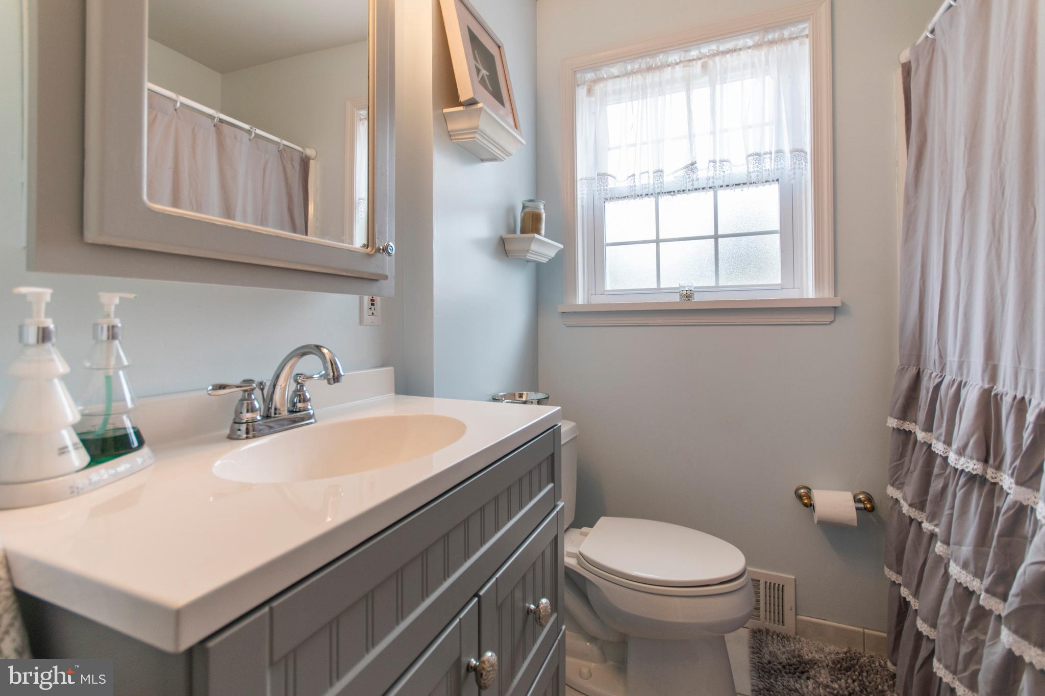 2155 Winthrop Road Huntingdon Valley, PA 19006 - Photo 15 of 28 Main Full bathroom