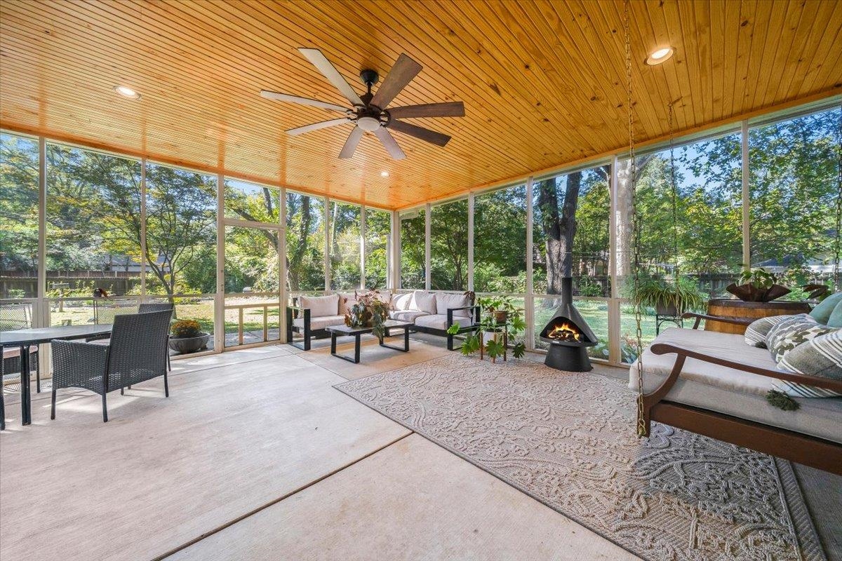 127 North Rose Road Memphis, TN 38117 - Photo 23 of 30 a view of a patio with a table chairs and a patio