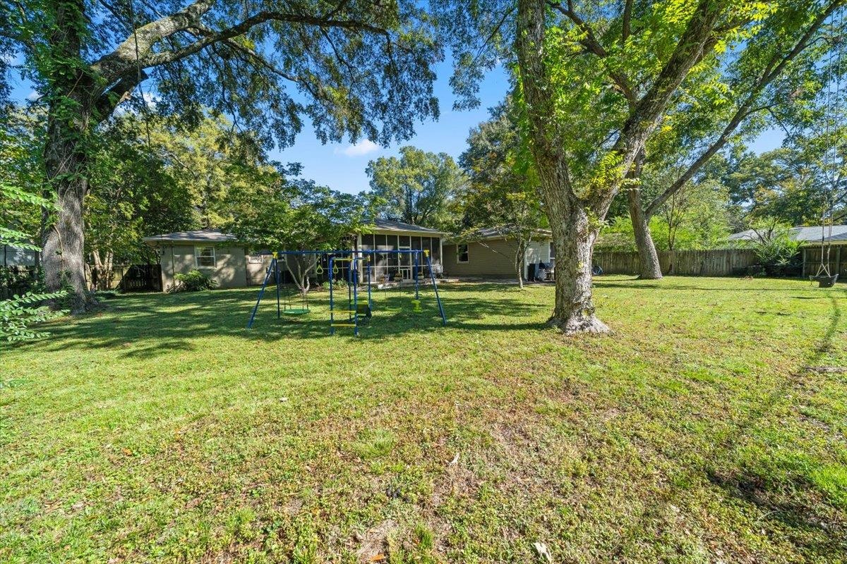 127 North Rose Road Memphis, TN 38117 - Photo 28 of 30 a backyard of a house with lots of green space