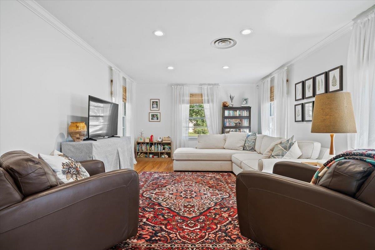 127 North Rose Road Memphis, TN 38117 - Photo 6 of 30 a living room with furniture and a couch