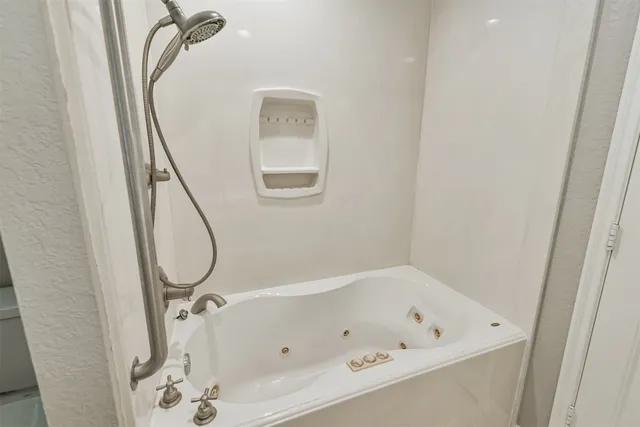 $385,500 | 28902 Twisted Oak Drive, Shenandoah, TX 77381